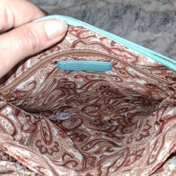 Elegant Teal Crossbody Bag with Structured Design - Picture 7 of 11